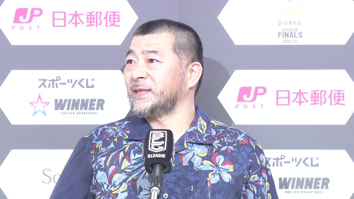 「沖縄のみなさんおめでとー！！！ 沖縄に優勝トロフィーを持って帰れることがすごく嬉しいです。」 bjリーグの時代から琉球の指揮を執ってきた桶谷HC。 悲願のBリーグ初優勝への想いを応援してくれているファンへ届けます。 琉球ゴールデンキングス公式 #団結の力 #日本生命Bリーグファイナル #Bリーグ