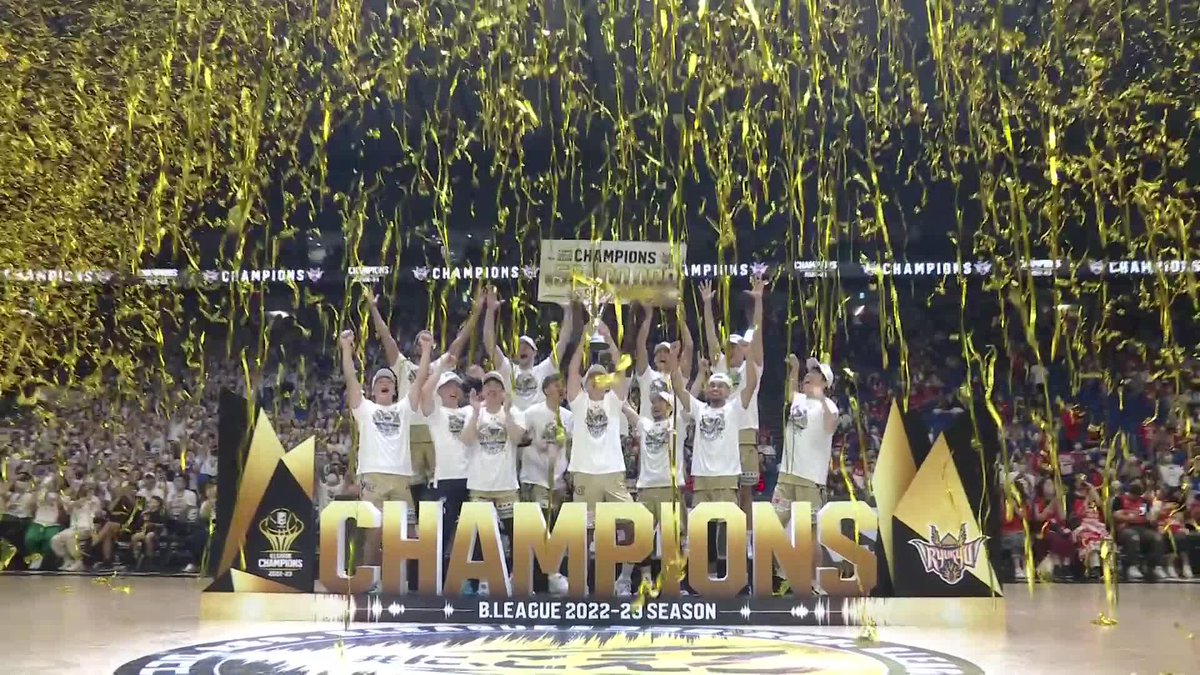 待望の瞬間。 西地区初のBリーグ優勝を掴み取った琉球ゴールデンキングス👑🌺 優勝までの長い道のりを喜びに変え爆発させる選手たち！！ 琉球ゴールデンキングス公式 #団結の力 #日本生命Bリーグファイナル #Bリーグ
