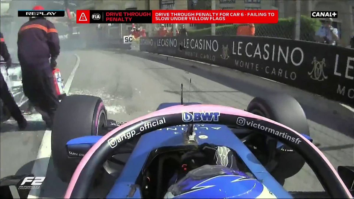 On a frôlé le drame ! 🙏 Victor Martins a évité de peu les pompiers et la monoplace accidentée de Doohan sous régime de safety car... Le Français est pénalisé par un drive through #MonacoGP #F2