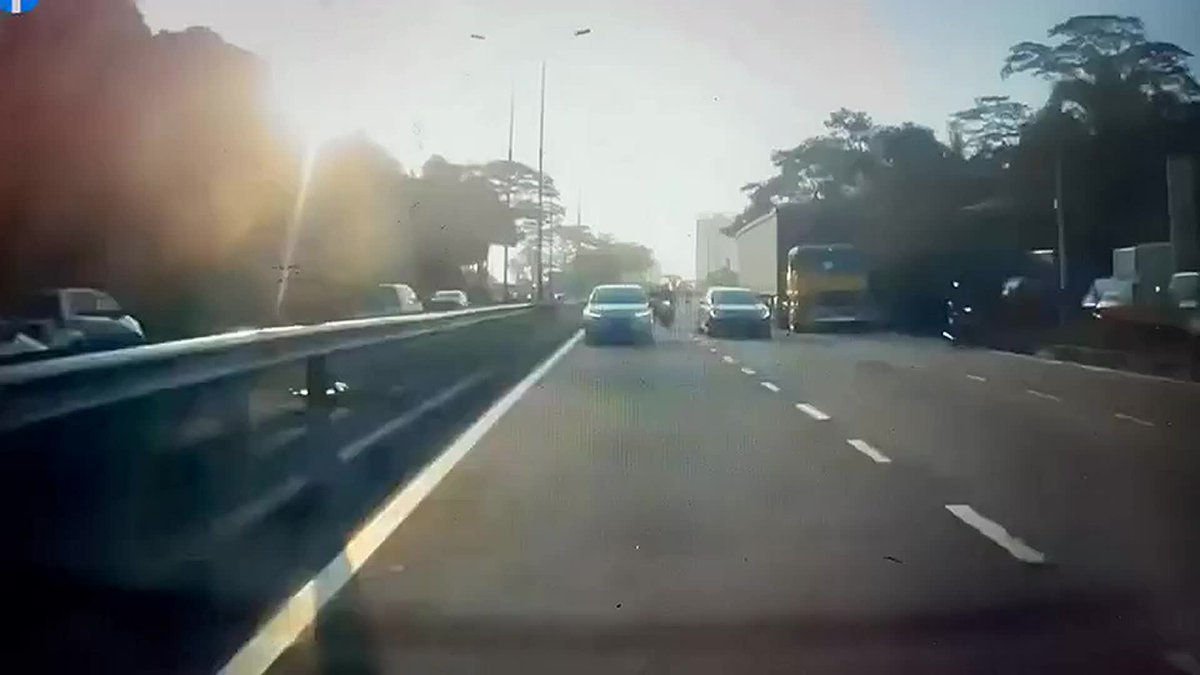 Tular video berdurasi kira-kira 20 saat sebuah kereta merempuh motosikal dari arah Pandan menghala ke pusat bandar Johor Bahru. Sumber : Orang awam
