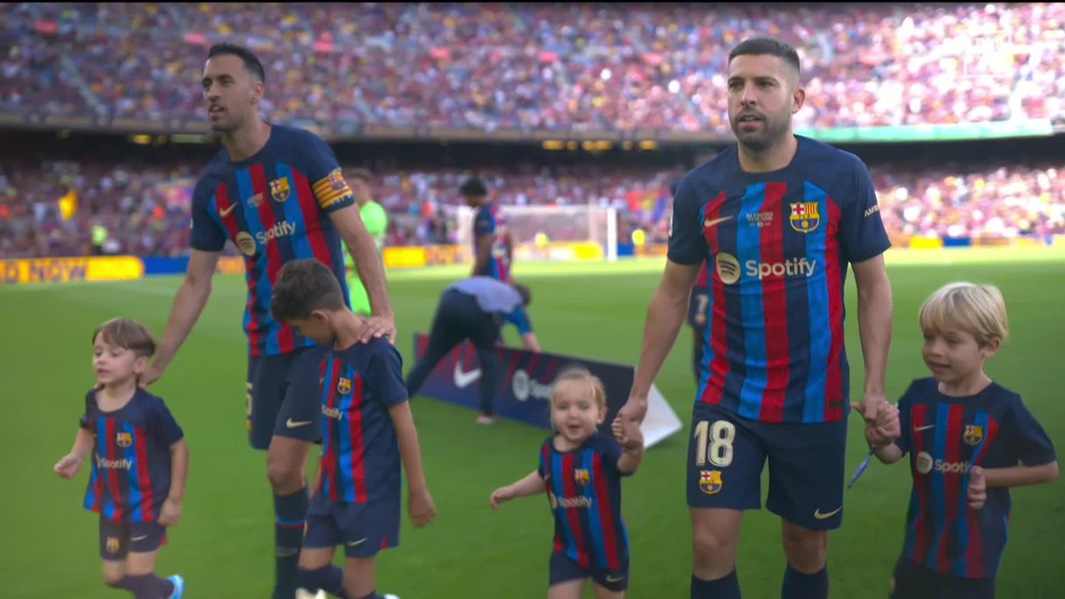 ยกAsรญ resonรณ por รบltima vez el himno del FC Barcelona en el Camp Nou! ๐๏ธ๐ Una aficiรณn que se despide de su casa con un "hasta pronto" y de Busquets y Jordi Alba con un "hasta siempre" #LaLigaEnDAZN โฝ