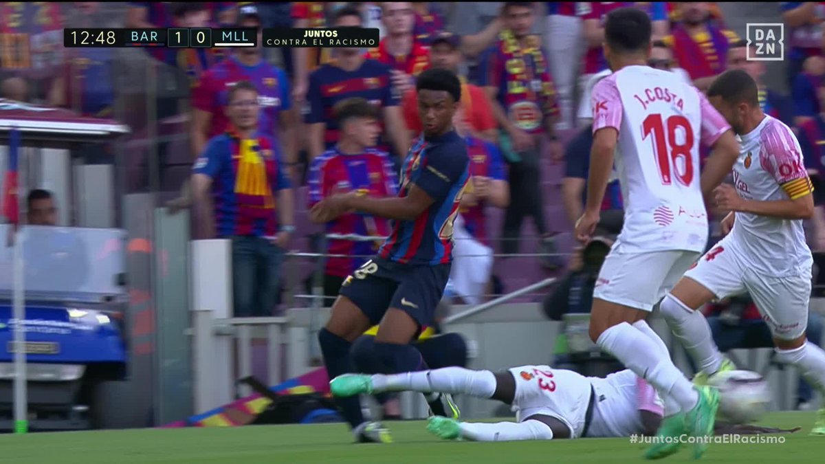 ¡VAYA ENTRADA! 😰 Alejandro Balde se retiró lesionado tras una falta de Amath Ndiaye que le costó la roja #LaLigaEnDAZN ⚽