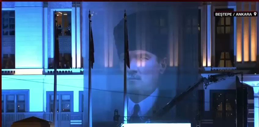 Cumhurbaşkanlığı Külliyesinde kalpaklı Atatürk posteri asıldı.
