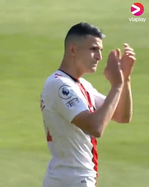 Mohamed Elyounoussi takket lagkamerater og publikum i det som kan ha vært hans siste kamp for Southampton. Det likte Jordan Henderson dårlig...🙈