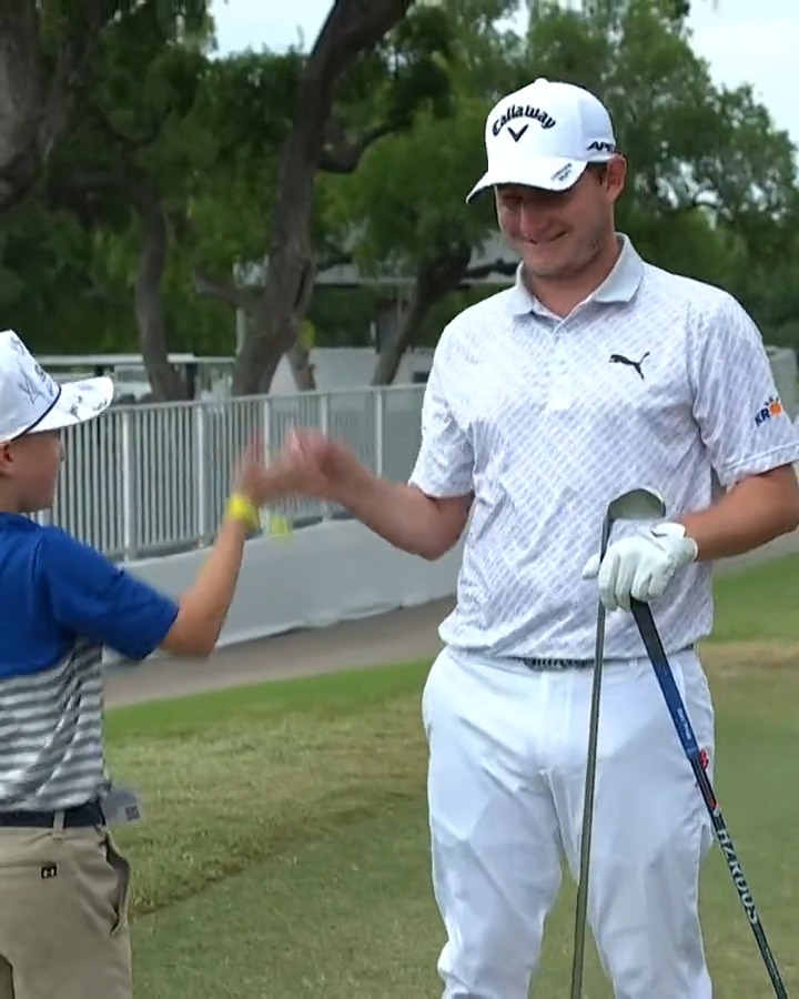 What a moment ❤️ In the midst of preparing for a playoff, Emiliano Grillo invited two young fans to hit some shots Charles Schwab Challenge.
