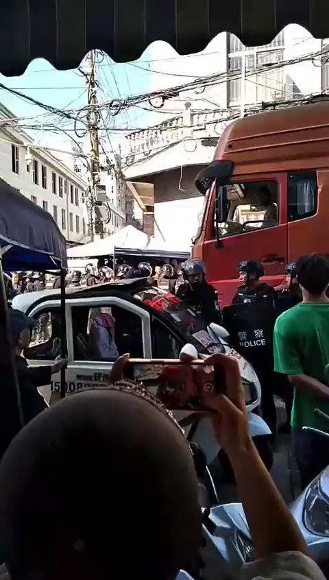 🔥 在大批武装警察护送下，工程队继续进入中。 确认：纳家营已断网！ 据之前纳家营有人分析：挨家挨户抓捕中！