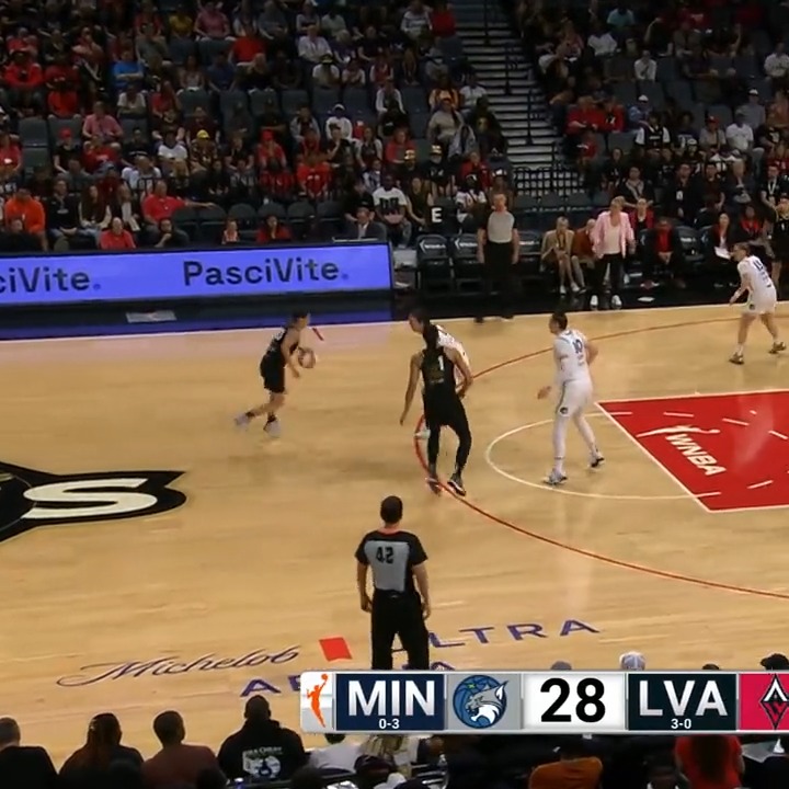 This move by Kelsey Plum ๐ฎโ๐จ (via WNBA)