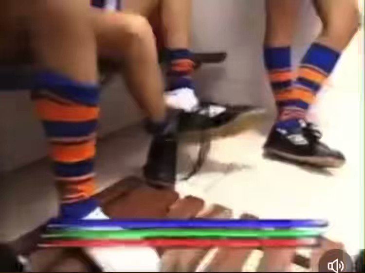 Los jugadores de la Liga en el camerino ahorita: