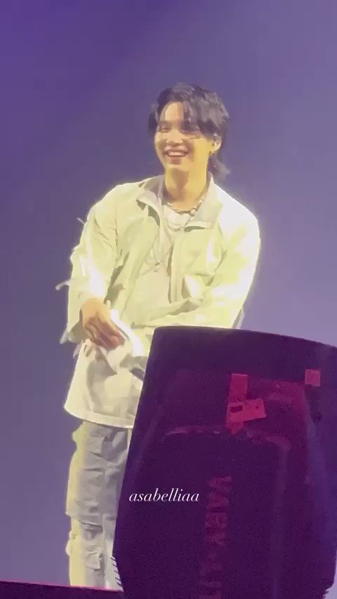 Boleh nggak sih kebayang-bayang sama senyumnya di sini 😭💕
