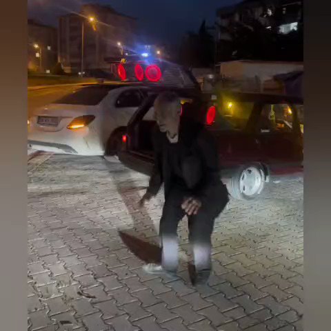 Malatya'da seçim sonuçlarını dans ederek kutladı.