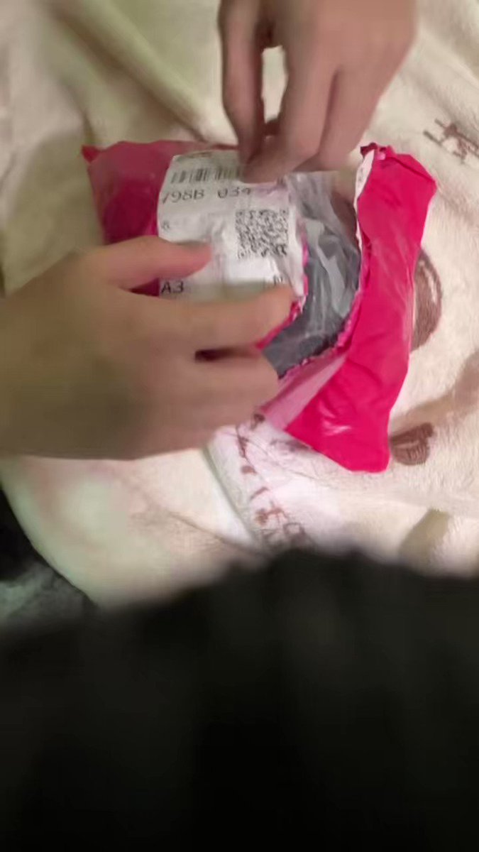 好像好久没拍开快递了，这是认识一段时间的渣男直男体育老师的臭袜子，之前是体育生，现在回去做小学体育老师了并且结婚了，每天晚上都打篮球，所以叫他攒了一周的给我 #白袜 #直男 #臭袜子 #体育生 淡淡的湿润感觉 熟悉的味道