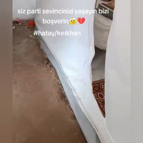 Hatay Kırıkhan'daki bir depremzede: "Siz parti sevincinizi yaşayın bizi boşverin."