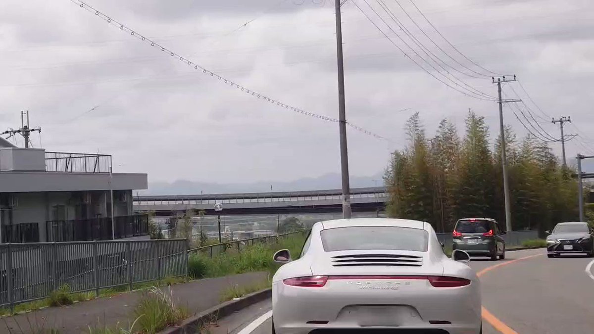 なんか前走ってる車、ポルシェっていう車かな? から腕出してモミモミしてるんですけど、これって何してるんですか?🤔