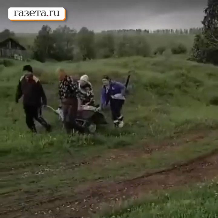Чувашия. Больного тащат к "скорой" на садовой тачке. Въехать в село "скорая" не может - дорог нет. 90% территории России - именно таковы. Там нет никакого "лучшего в мире айти". Там нет никакой "удобной городской среды". Там тупо нет дорог, туалетов, газопроводов, современной медицины. И никогда не было. Там есть только убожество, отсталость и беспросветность. И вот именно это и является в действительности "русским миром". Тем самым "русским миром", во имя которого страна, неспособная обустроить свою территорию, рвётся захватывать чужие.