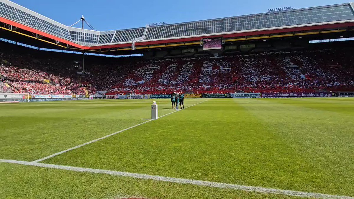 DANKE für Euren Support - gestern, in der gesamten Saison &amp; hoffentlich auch in der nächsten Spielzeit! ❤️🤍 #Betze Und jetzt alle: Suuuuuuper, super #FCK ... 🎶