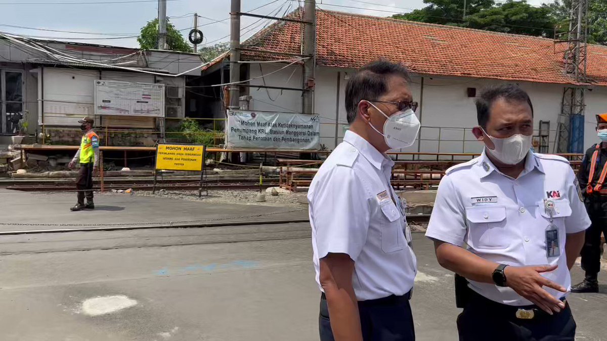 Saat pertama jumpa dgn Dirut KA, saya bertanya apa bapak pernah ngerasain naik kereta ekonomi dan duduk di kursi 90 derajat itu? Pak Dirut bilang pernah, nanti akan kita ganti. Ia menangis saat baca berita ibu hamil kelelahan naik tangga stasiun. Saya melihat airmatanya.
