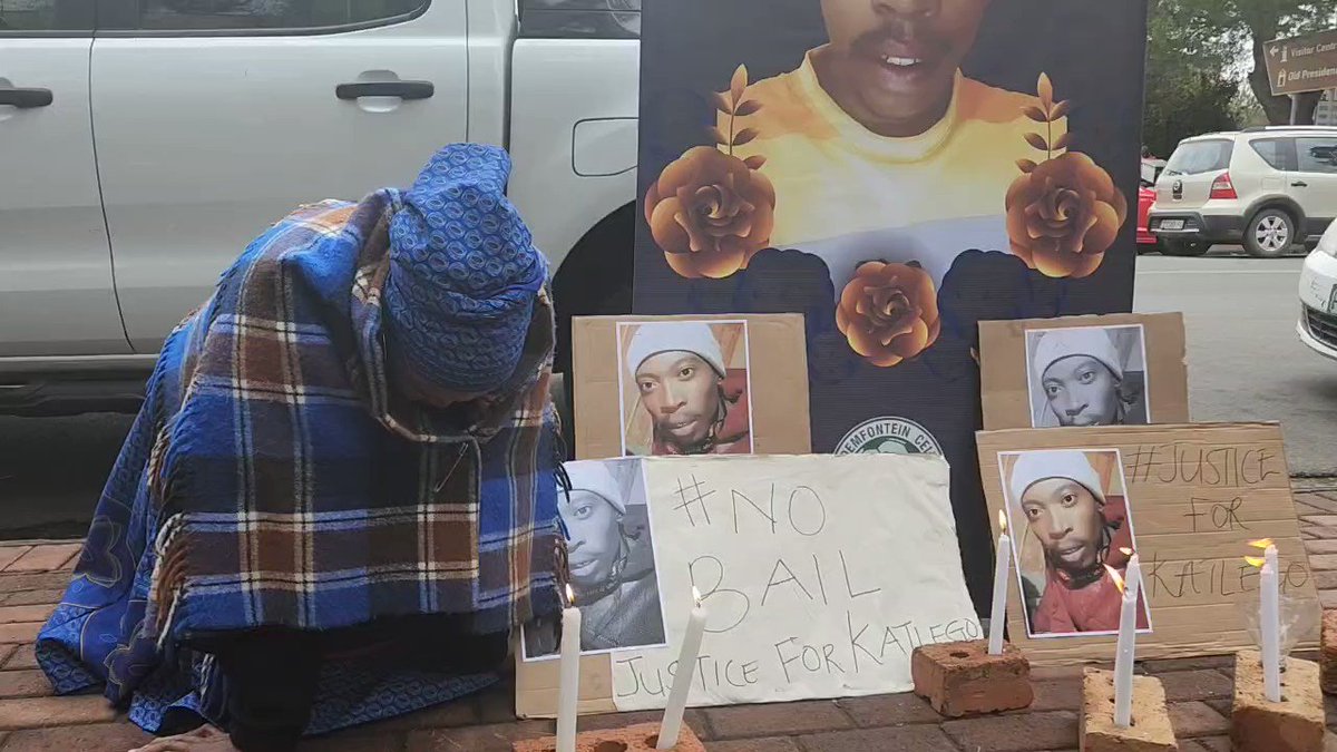 #ThaboBester A hard day for #KatlegoBereng's family who have lit candles and placed a banner outside the court. Bereng's charred body was found in Bester's cell and used as a decoy in the escape. #sabcnews