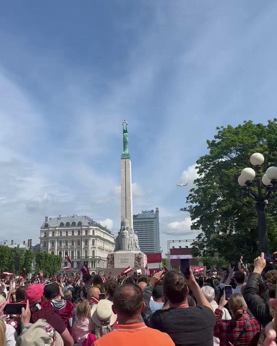 Tas, ko paveica Latvijas hokeja izlase, mūs visus pacēla gaisā, lai ar smaidu sejā un lepnumu sirdī varam skaļi teikt, ka esam no Latvijas un kopā varam sasniegt jebko! 🇱🇻♥️ Mazais zelts šodien, lielais zelts rīt! 🥉