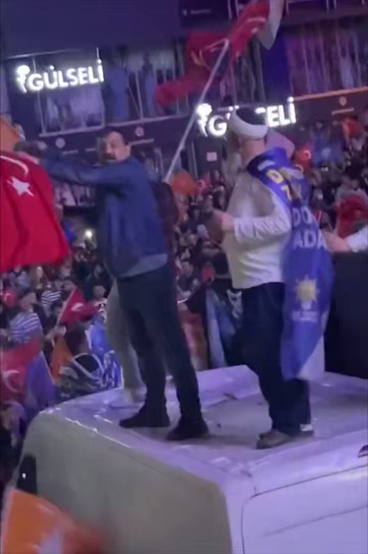 Cumhurbaşkanı Erdoğan'ın seçim zaferi sonrası İstanbul’da kutlamalara katılan bir amcanın dansı gündem oldu.