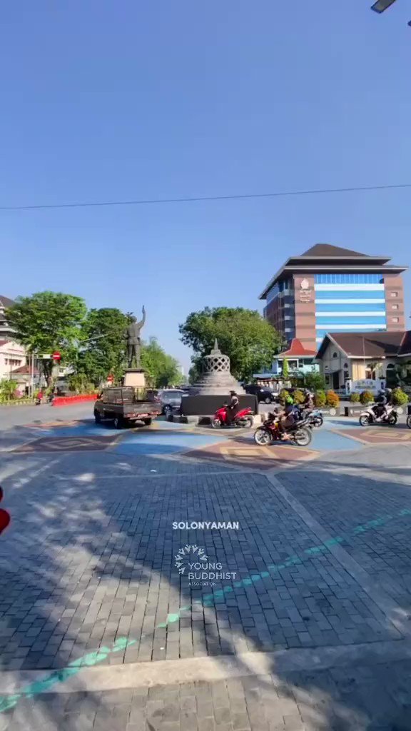 Persiapan pemkot solo menyongsong Hari Waisak Nasional. terima kasih Gibran Rakabuming beserta para jajaran pemerintah kota Solo yang sudah meletakkan Stupa di tengah-tengah jalan utama di Solo❤️ courtesy Kota Solo Nyaman 🇮🇩