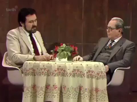 Yıl 1985. İlber Ortaylı soruyor, hocası Halil İnalcık yanıtlıyor: "Fatih Sultan Mehmet niçin büyük hükümdardır?" Videonun tamamı için