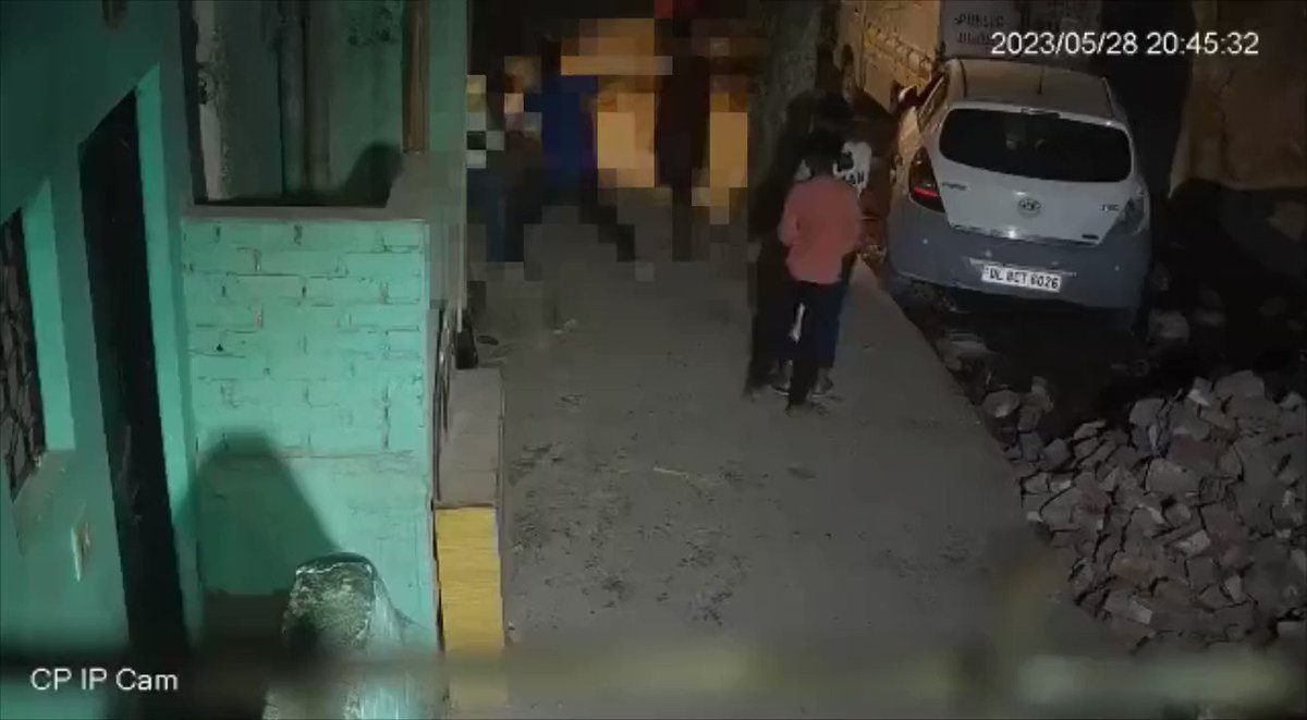 New Delhi:— In a shocking display of barbarism, Indian man stabs a minor girl to death for rejecting advances. ☆ 20 years old Sahil stabbed 16 years old Sakshi 40 times with knife, before smashing her face with stones.