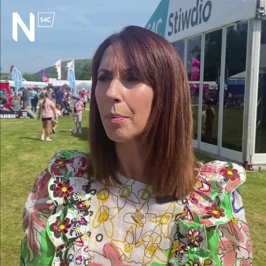 🏴󠁧󠁢󠁷󠁬󠁳󠁿 ‘Oni bai bod fi’n siarad Cymraeg bydden i byth wedi cal swydd gyda S4C 🏴󠁧󠁢󠁷󠁬󠁳󠁿 … a dyna sydd wedi arwain at y jobyn dwi’n neud nawr.’ Alex Jones , Llywydd y Dydd yn Eisteddfod yr Urdd a’r Celfyddydau , yn sôn am bwysigrwydd y Gymraeg yn ystod ei gyrfa. #Urdd2023