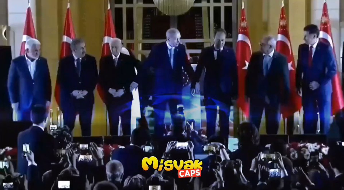 Balkon konuşmasındaki ekibi görünce milyonların kafasında çalan müzik ektedir.
