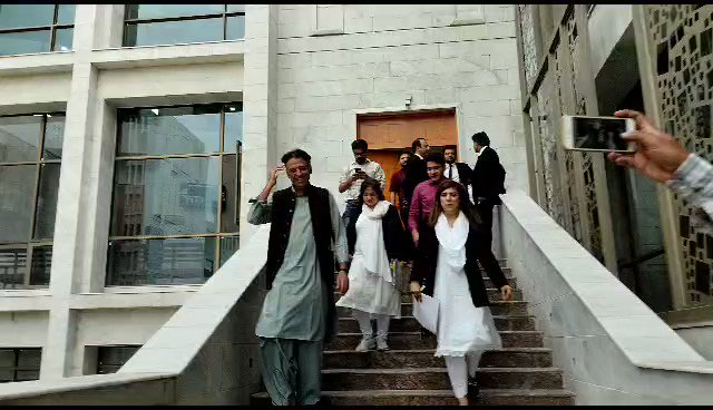 وہ کیفیت کہ جب آپ انقلاب کی خوشیاں منا رہے ہوں اور کوئی بڑا آپ کو نیند سے ایک چپت رسید کر کے اٹھاتے ہوئے بازار سے دہی لانے کے لئے بھیج دے۔