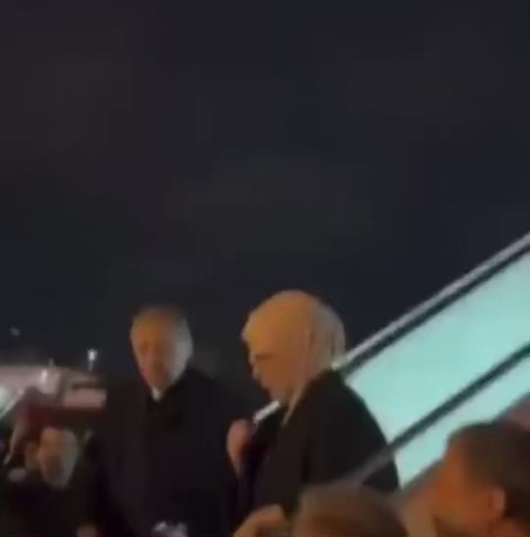 Emine Erdoğan, Rıdvan Dilmen'i kovdu! Cumhurbaşkanı Erdoğan ile birlikte fotoğraf çektirmek isteyen Rıdvan Dilmen’e Emine Erdoğan izin vermedi ve Mesut Özil ile fotoğraf çektiler: “Sen çekil oradan, siz yanlış yaptınız.”
