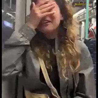 İstanbul'da bir genç kız, AKP bayrağı ile tramvaya binenleri görünce gözyaşlarını tutamadı. HAKKIMI HELAL ETMİYORUM #DevletBahceli #cahil #29Mayıs Üzülme Ağlama Züğürt #BundanSonra Bizans Baban