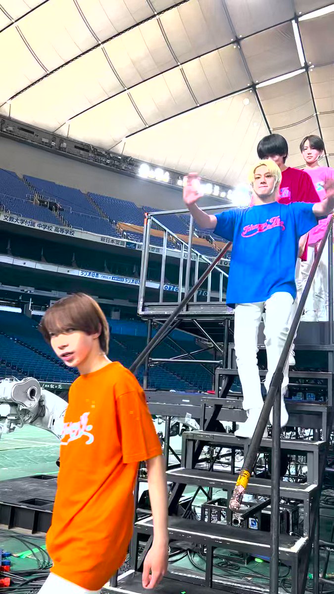 【🤳集合写真ビハインド】 🔶🔹東阪ドーム公演開催決定🔹🔶 約200名の東西ジャニーズJr.で集合写真の撮影を行いました！ 撮影後の様子をお届けします🙌🎥 #ジャニーズJr