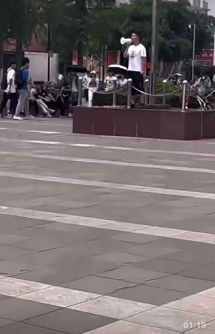 学生己被带走，视频已经被封！ 他说：因此，今天我希望大家更加勇敢和团结起来，以后遇到欺负我们的人该拍照取证的拍照取证，该拦人的拦人，不能放跑任何一个在我们地盘上撒野的人，一定要让施暴者得到严惩，一定要让不履行职责的人给个说法。1/2