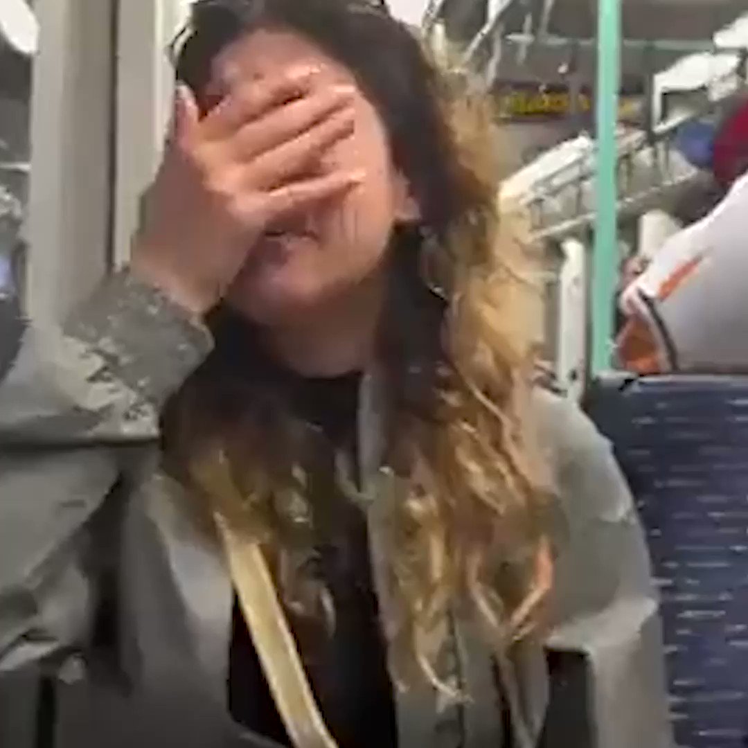 İstanbul'da bir genç, AK Parti bayrağı ile tramvaya binenleri görünce gözyaşlarını tutamadı. O anlar arkadaşı tarafından kayda alındı.
