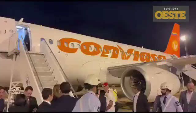 Nicolás Maduro acaba de chegar ao Brasil a convite de Lula. O FBI oferece 15 milhões de dólares para quem ajudar a capturar o ditador venezuelano. Mas aqui no Brasil ele vai ser muito mimado pelo governo do PT. Lula envergonha o Brasil!