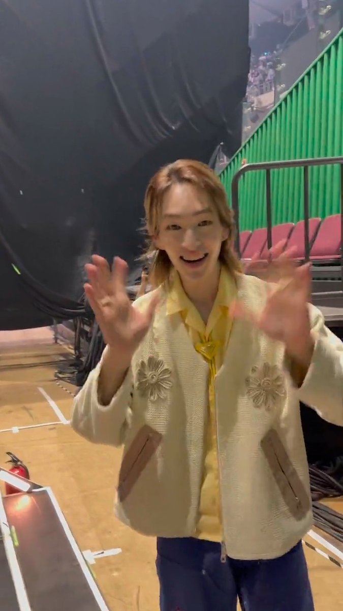 [SHINee] 230528_Fanmeeting Backstage (3).atoz #샤이니 #SHINee #SHINee_FANMEETING #EverydayisSHINeeDAY_PieceofSHINE #EverydayisSHINeeDAY_PieceofSHINE_SHINee_FANMEETING