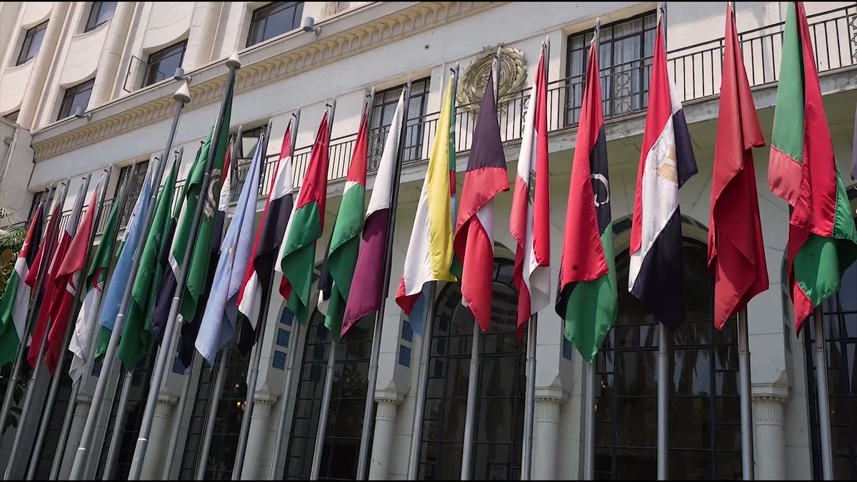 في بيت العرب وجامعته استعرضنا مع معالي الأمين العام لجامعة الدول العربية الأستاذ أحمد أبو الغيط التطورات السياسية للأوضاع في العراق، وأوضحنا لمعاليه المتغيرات الإيجابية التي صاحبت تشكيل الحكومة العراقية وائتلاف إدارة الدولة من حيث تنوع القوى السياسية المشكلة للإئتلاف . إقليميا، أوضحنا أن هناك مناخا إيجابيا جديدا يسود المنطقة، وأشدنا بتطور العمل العربي المشترك للجامعة العربية لاسيما مايتعلق بعودة الشقيقة سوريا لشغل مقعدها في الجامعة. كذلك وفي ضوء استعراضنا للشأن العربي أشدنا بتوجهات القادة العرب لإعادة لم الشمل العربي وإجراءات حل الأزمات داخل البيت العربي وبعيدا عن التدخلات الخارجية.