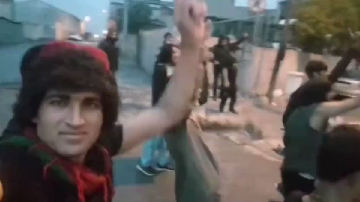 Kutlamalar devam ediyor. “Bay bay Kemal Suriyeliler gitmiyor sen gidiyorsun.”