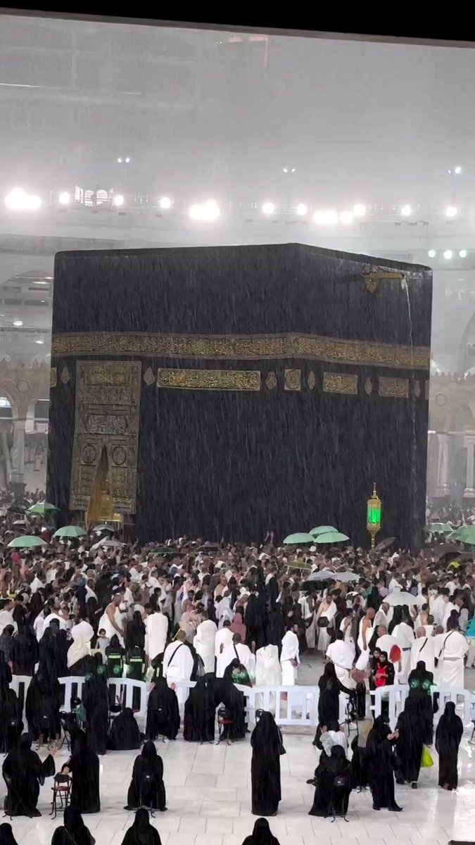 Rain at the Masjid al-Ḥarām during Fajr