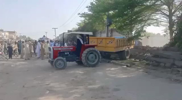 سیاسی انتقام کی ہر حد پار، مسلم لیگ ن کے صوبائی جنرل سیکرٹری اویس لغاری کی آشیرباد سے پی ٹی آئی کے سابق ایم این اے سردار نصراللہ خان دریشک، سابق صوبائی وزیر پنجاب سردار حسنین بہادر دریشک ، سینئر نائب صدر PTI جنوبی پنجاب علی رضا خان دریشک کا جام پور میں بنا "دریشک ہاؤس" گرایا جا رہا ہے۔