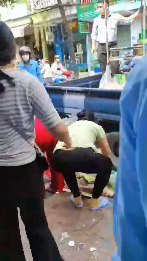 Người dân buôn bán lấn chiếm vẻ hè. Thì nói họ dẹp dô bên trong mà bán. Cái thói ủy mình có quyền tịch thu xe của người ta, ủy mạnh hiếp yếu. Bởi vậy hôm qua một anh bán vỉa hè tịch thu của người ta ức chế cầm dao chém chạy quên cả đôi dép...