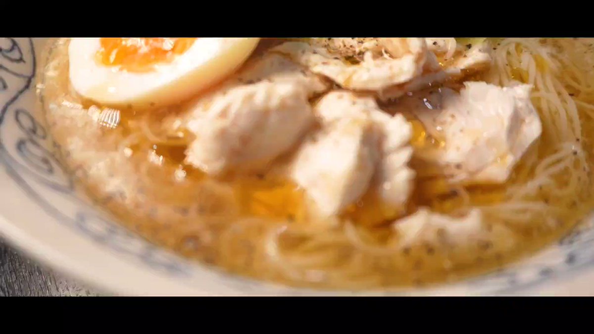 もうめんつゆに戻れないほど美味しい素麺の食べ方、冷やしラーメン風【無限鶏塩そうめん】 冷水250cc、「丸鶏がらスープ」大さじ1、オイスターソース小1、おろしにんにく1/2片、お酢小1、黒胡椒を混ぜ冷やしておく そうめん100gとささみ1本70gを一緒に茹で冷やし、ギュッと絞りスープに入れ、きゅうり50g、ごま油小2、ゆで卵で完成 #PR