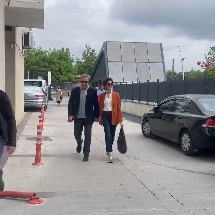 Mehmet Aslantuğ ile Arzum Onan boşanmak için el ele adliyeye geldiler.