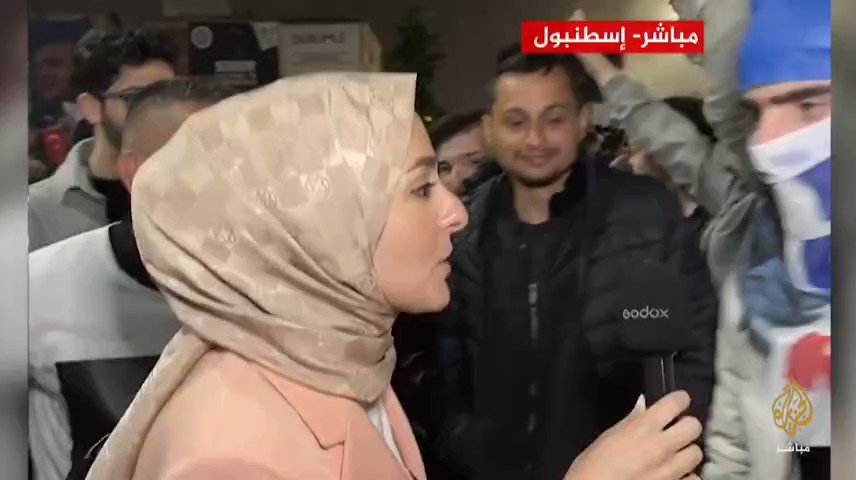 El Cezire'nin seçim sonuçlarının ardından İstanbul'dan yaptığı haber: "Suriyeliler Türklerle birlikte zaferi kutluyor."