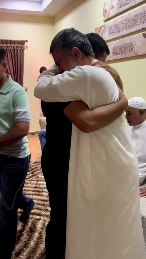 البحرين | اهالي الشهداء يستقبلون المعزين بعد تنفيذ السلطات السعودية حكم الاعدام بحق الشابين البحرينيين صادق ثامر و جعفر سلطان