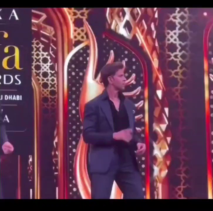 .#AbhishekBachchan reminds me of that cousin who forgets his steps on stage, then stands there clapping. And suddenly joins coz he remembered the hookstep. Hahahaha! #VickyKaushal is wow! #HrithikRoshan is just ❤️. Abhishek 𝐁𝐚𝐜𝐡𝐜𝐡𝐚𝐧 Hrithik Roshan Vicky Kaushal #IIFAAwards #IIFA2023