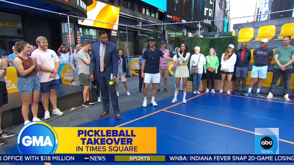 .Michael Strahan might want to leave pickleball to the experts 😂