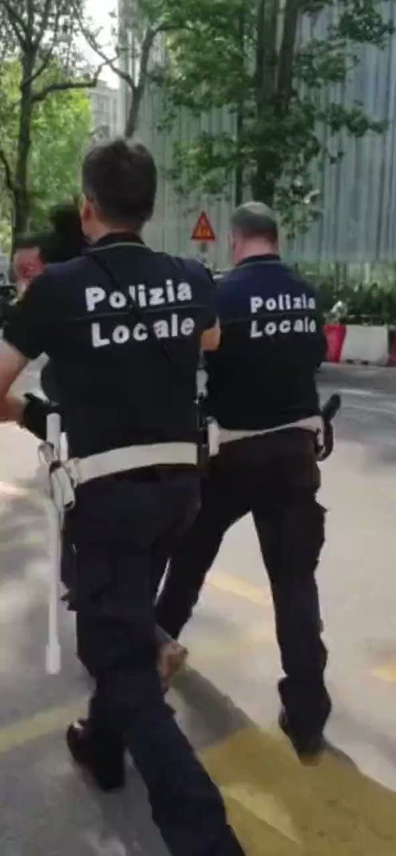Gli agenti della polizia locale di Milano che hanno preso a manganellate una donna trans sono stati denunciati per tortura aggravata dalla discriminazione razziale. Ci fosse stato il DDL Zan le aggravanti sarebbero estese anche per l’orientamento sessuale e l’identità di genere.