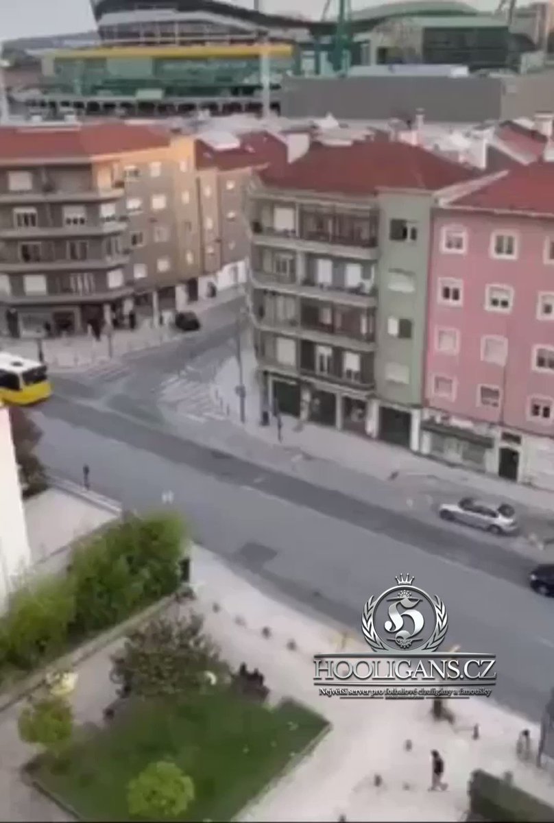 27.05.2023🇵🇹When Benfica was celebrating Sporting youth shoot some rocks and botles to Benfica cars