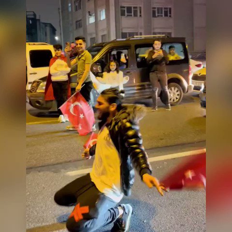 AK Parti'nin seçim zaferini Mezdeke ile kutladı.